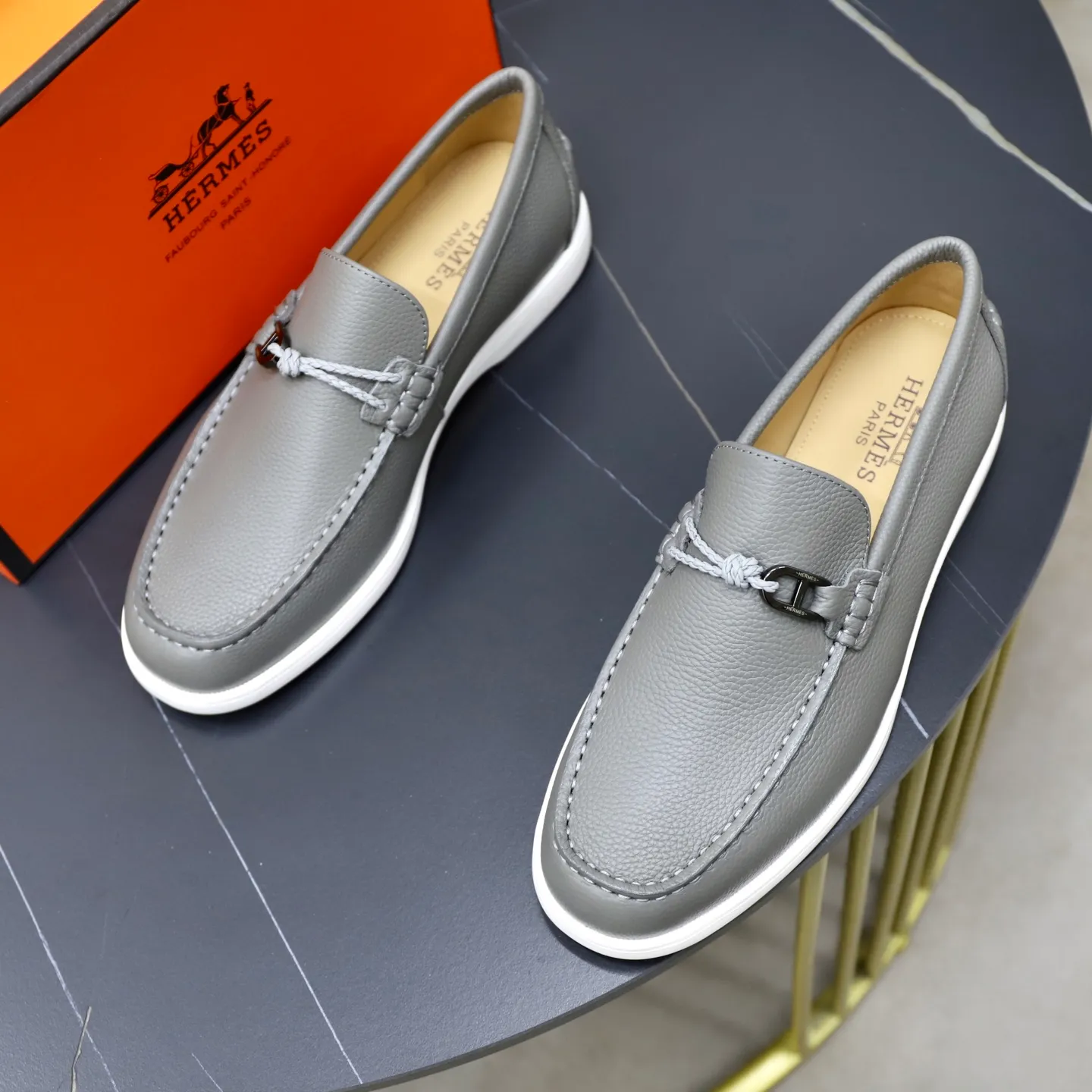 Ex-factory price: 560💰Hermès/Hermès slip-on men's shoes. This shoe is made of imported pebbled cowhide. It has simple and smooth lines and is combined with aerodynamically designed 3CM rubber foam ultra-light soles! Youthful and fashionable, classic H-shaped hardware buckle decoration, calf lining gently wraps the feet, with logo cowhide feet, casual and urban style, highlighting youthful vitality, sports and leisure version, super versatile, code number: 38-39-40-41-42-43-44 standard leather shoe size (45 can be customized but does not support returns)